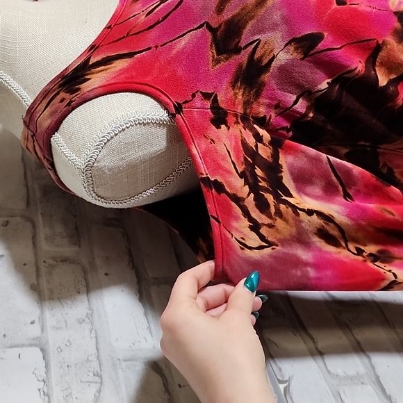 TMG New York Cold Shoulder Red Brown Tie Dye Top - Picture 5 of 14